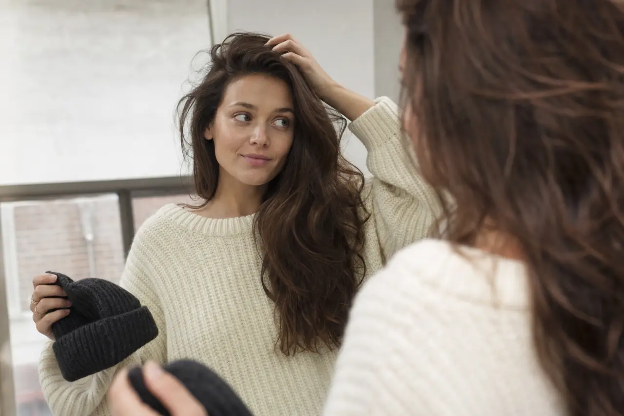 Zdjąłeś czapkę i widzisz katastrofę? Sprawdź, co fizycznie dzieje się z włosem pod wełną, kapturem i szalikiem — i jak temu zapobiec.